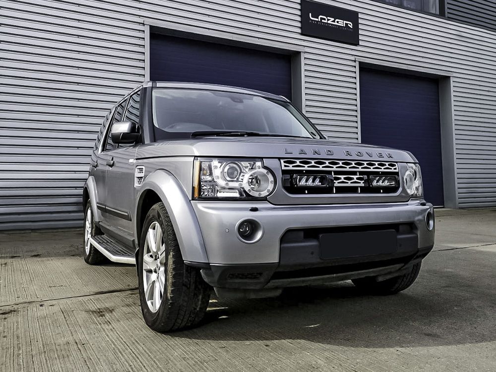 Pack LED pour calandre Land Rover Discovery 4 2009-2013, marque LAZER LAMPS, éclairage moderne et puissant visible sur l'image.