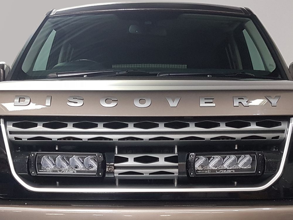 Ensemble de phares LED pour calandre LAZER LAMPS sur Land Rover Discovery 4 2014-2016, avec design moderne et éclairage puissant.