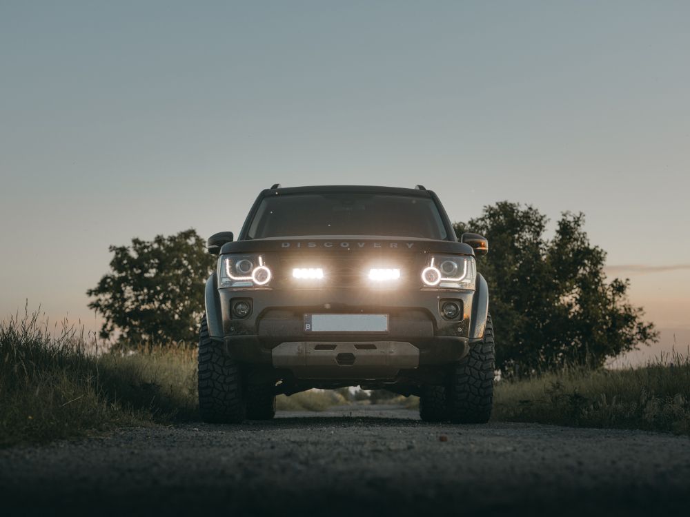 Pack LED Calandre LAZER LAMPS pour Land Rover Discovery 4 2014-2016, affichant les phares LED intégrés sur la calandre.