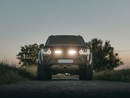 Pack LED Calandre LAZER LAMPS pour Land Rover Discovery 4 2014-2016, affichant les phares LED intégrés sur la calandre.