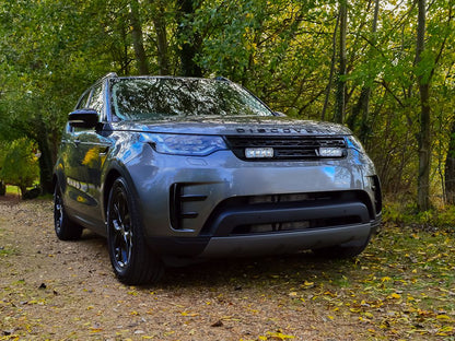 Pack LED Calandre LAZER LAMPS pour Land Rover Discovery 5 2017-2020, affichant les feux LED installés sur la calandre du véhicule.