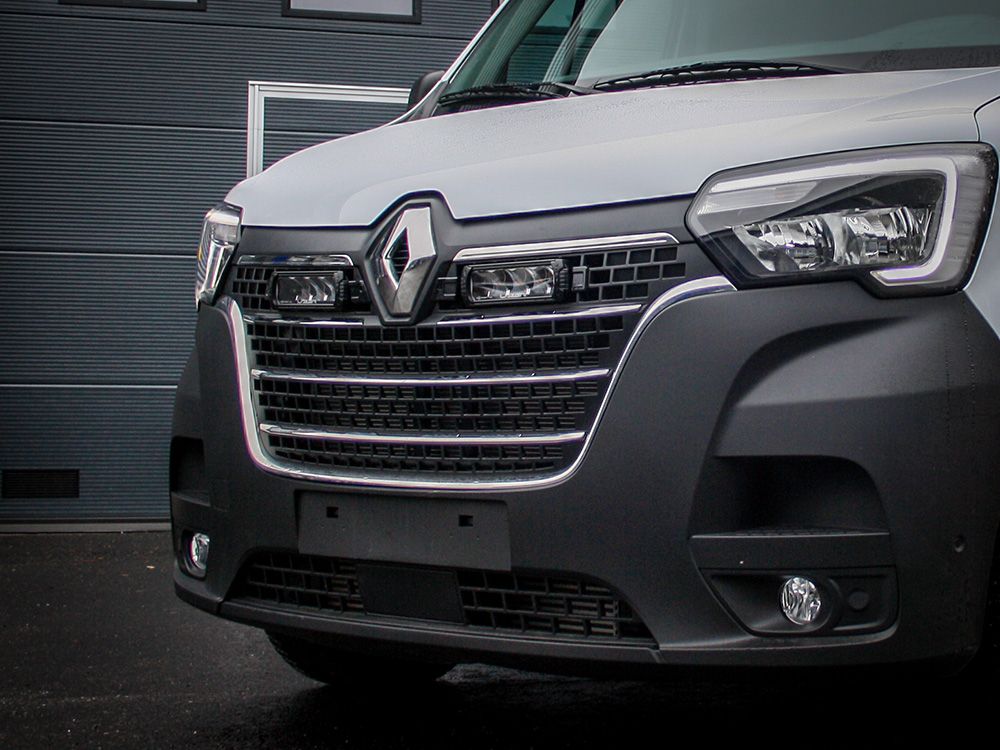 Pack LED Calandre LAZER LAMPS pour Renault Master 2020-2023, projecteurs LED élégants pour calandre de véhicule utilitaire.
