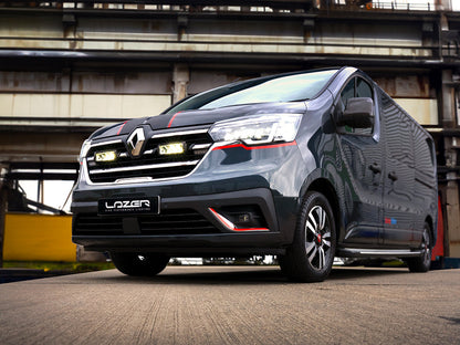 Pack LED Calandre LAZER LAMPS pour Renault Trafic avec phares LED élégants et modernes, installation facile.