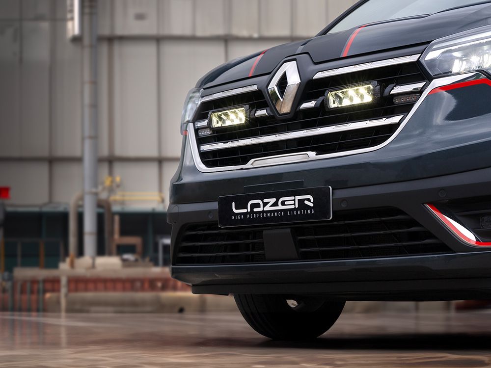 Pack LED Calandre LAZER LAMPS pour Renault Trafic, éclairage LED moderne et robuste pour la calandre du véhicule.