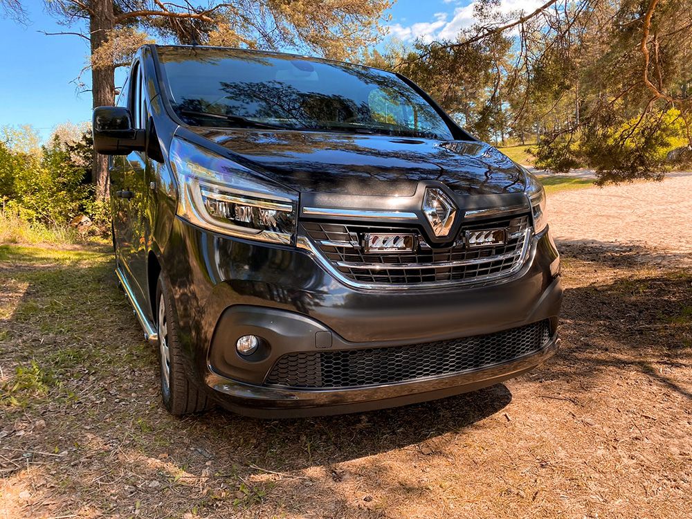 Pack LED Calandre LAZER LAMPS pour Renault Trafic avec phares LED modernes et design élégant en image.