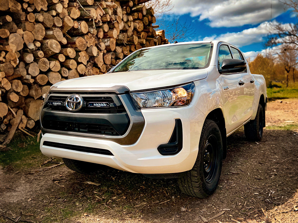 Pack LED Calandre LAZER LAMPS pour Toyota Hilux Active et Icon 2017-2020, dispositif d'éclairage avant robuste et moderne.