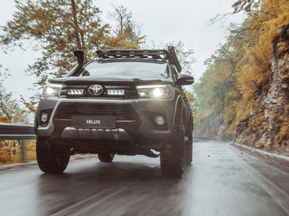 Pack LED Calandre LAZER LAMPS pour Toyota Hilux Active et Icon 2017-2020, éclairage LED puissant et design robuste.
