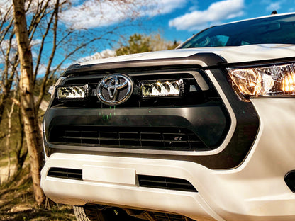 Pack LED calandre LAZER LAMPS pour Toyota Hilux Active et Icon 2021+, éclairage LED robuste pour la calandre.