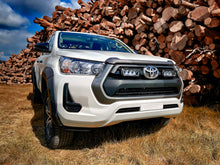 Pack LED Calandre LAZER LAMPS pour Toyota Hilux Active/Icon 2021+ avec phares LED intégrés, design robuste et moderne.