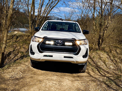 Pack LED Calandre LAZER LAMPS pour Toyota Hilux Active et Icon 2021+ avec projecteurs LED intégrés.