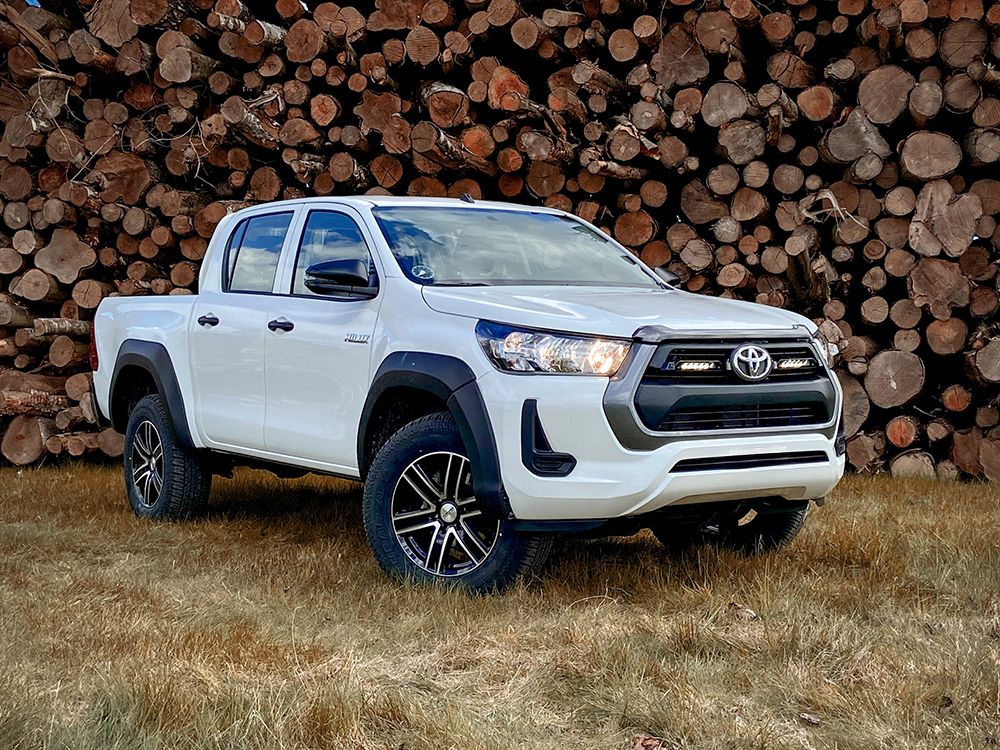 Pack LED Calandre LAZER LAMPS pour Toyota Hilux Active et Icon 2021+ avec phares LED intégrés.