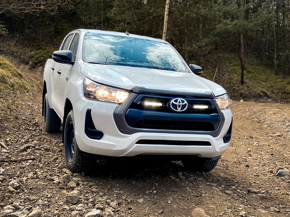 Pack LED calandre LAZER LAMPS pour Toyota Hilux Active/Icon 2021+ avec feux LED intégrés, design robuste et moderne.