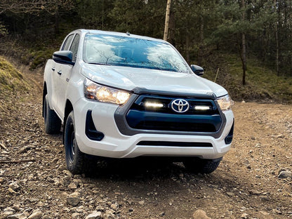 Pack LED calandre LAZER LAMPS pour Toyota Hilux Active/Icon 2021+ avec feux LED intégrés, design robuste et moderne.