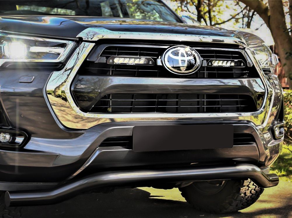 Pack LED Calandre LAZER LAMPS pour Toyota Hilux Active et Icon 2021+ avec phares LED intégrés, design robuste et moderne.
