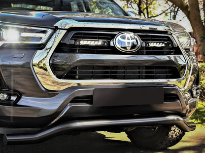 Pack LED Calandre LAZER LAMPS pour Toyota Hilux Active et Icon 2021+ avec phares LED intégrés, design robuste et moderne.