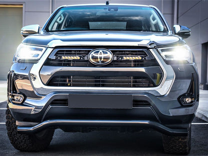 Pack LED Calandre LAZER LAMPS pour Toyota Hilux Active et Icon 2021+ avec phares LED intégrés, design robuste et moderne.