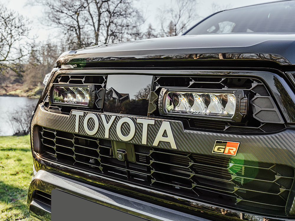 Pack LED Calandre LAZER LAMPS pour Toyota Hilux GR Sport, phares LED intégrés dans la calandre du véhicule.