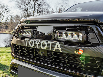 Pack LED Calandre LAZER LAMPS pour Toyota Hilux GR Sport, phares LED intégrés dans la calandre du véhicule.