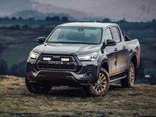 Pack de LED pour calandre LAZER LAMPS sur Toyota Hilux GR Sport, éclairages puissants pour un style robuste et moderne.