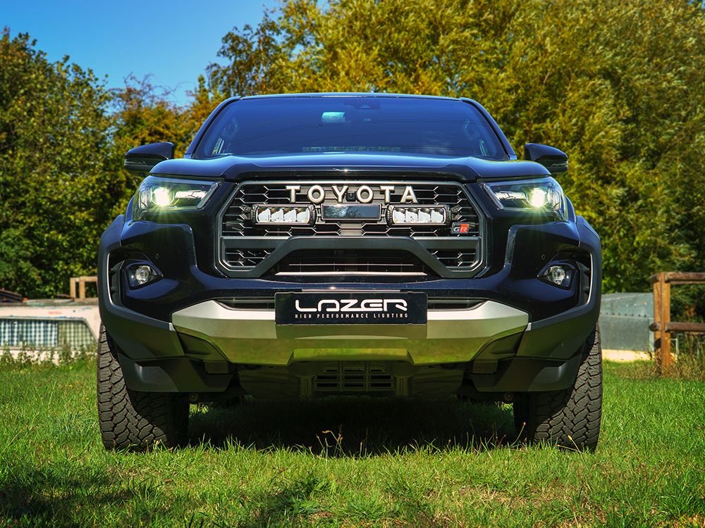 Pack LED Calandre LAZER LAMPS pour Toyota Hilux GR Sport avec phares LED intégrés, design robuste et moderne.