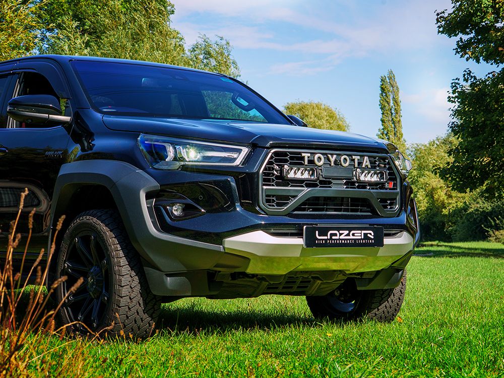 Pack LED Calandre LAZER LAMPS pour Toyota Hilux GR Sport, éclairage LED puissant pour calandre robuste.