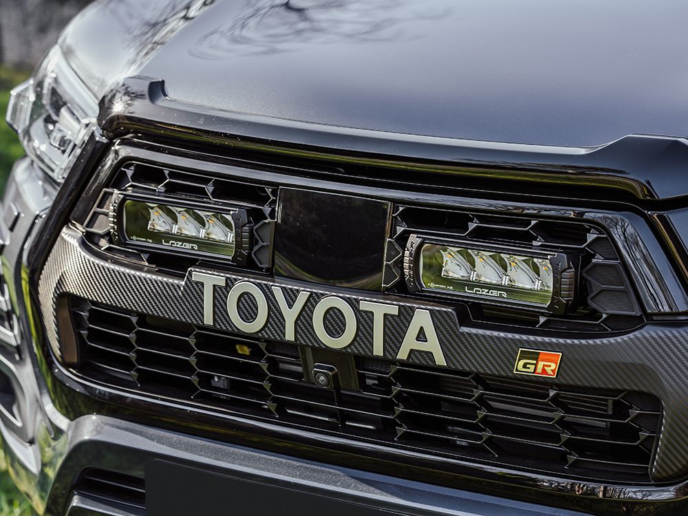 Pack LED Calandre LAZER LAMPS pour Toyota Hilux GR Sport, projecteurs LED de haute performance sur la calandre du véhicule.
