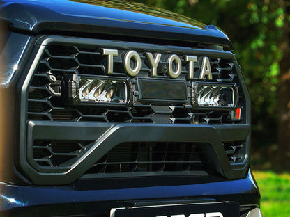 Pack LED Calandre LAZER LAMPS pour Toyota Hilux GR Sport avec phares LED modernes et design robuste.