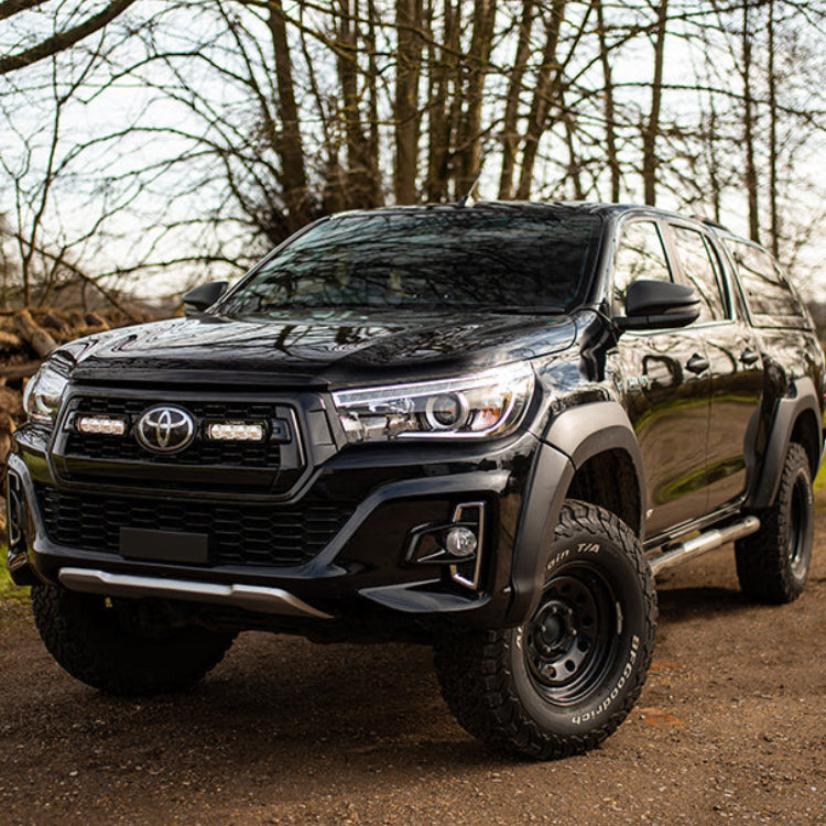 Pack de calandres LED LAZER LAMPS pour Toyota Hilux Invincible, éclairage puissant et design moderne pour la calandre.