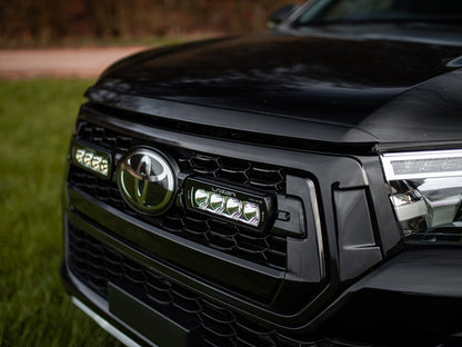 Pack de LED pour calandre LAZER LAMPS sur Toyota Hilux Invincible, éclairage LED robuste pour un look moderne.