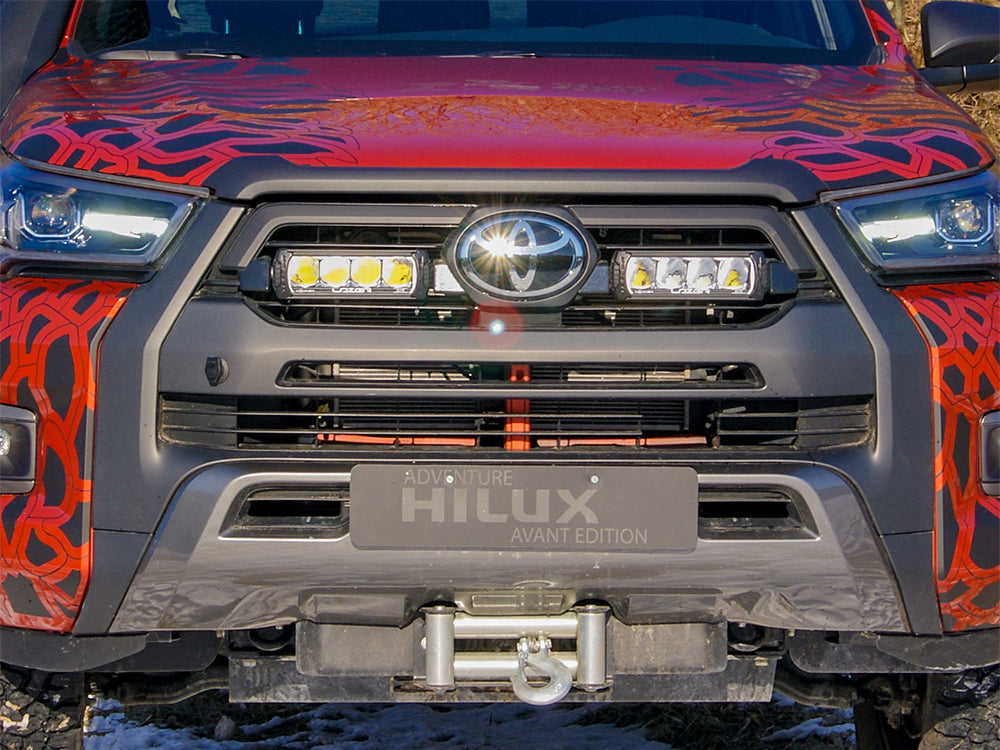 Pack LED Calandre LAZER LAMPS pour Toyota Hilux Invincible, kit d’éclairage LED robuste pour calandre.