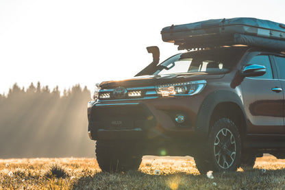 Pack LED Calandre LAZER LAMPS pour Toyota Hilux Revo, ensemble de phares LED robustes et modernes pour calandre.