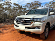 Pack LED Calandre LAZER LAMPS pour Toyota Land Cruiser 200, phares LED innovants avec design robuste et moderne.