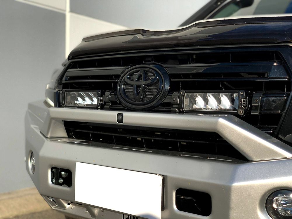 Pack LED Calandre LAZER LAMPS pour Toyota Land Cruiser 200, phares à LED modernes et lumineux, installation facile.