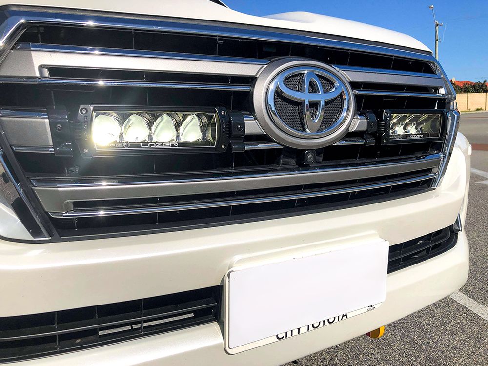 Pack LED Calandre LAZER LAMPS pour Toyota Land Cruiser 200, phares LED modernes et puissants, installation sur la calandre.