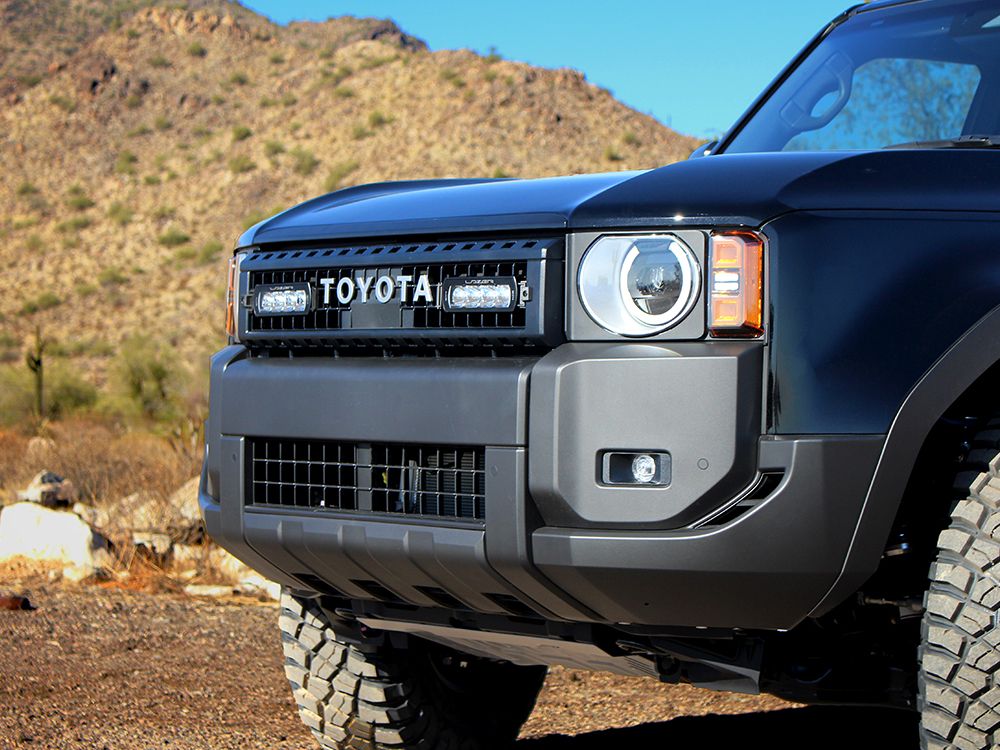 Pack LED Calandre LAZER LAMPS pour Toyota Land Cruiser 250 série 2024+ avec 2x phares ST4 intégrés, montage robuste et moderne.