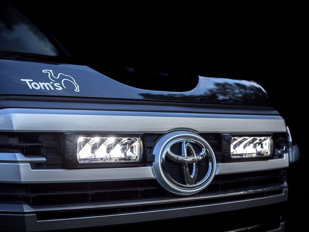 Pack LED Calandre LAZER LAMPS pour Toyota Land Cruiser 300 2022+, lampe LED robuste et moderne pour calandre.