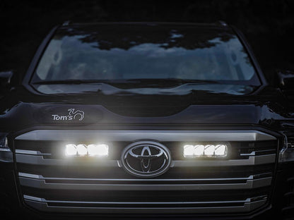 Pack LED Calandre LAZER LAMPS pour Toyota Land Cruiser 300 2022+, phare LED intégrés dans la calandre, design moderne.