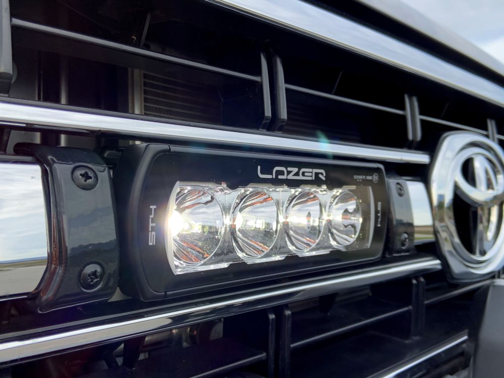 Pack LED calandre LAZER LAMPS pour Toyota Land Cruiser 70 série 2007-2023 avec 2 phares LED ST4 intégrés, pour un éclairage optimal.