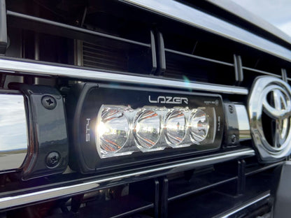 Pack LED calandre LAZER LAMPS pour Toyota Land Cruiser 70 série 2007-2023 avec 2 phares LED ST4 intégrés, pour un éclairage optimal.