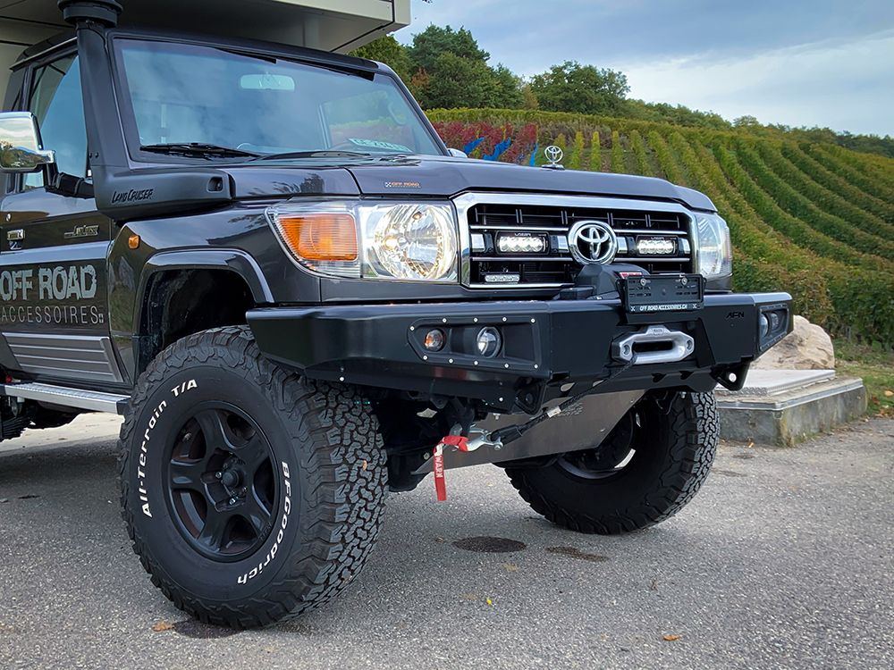Pack LED de calandre LAZER LAMPS pour Toyota Land Cruiser 70 Série 2007-2023, 2x LED ST4 intégrés, montage sur la calandre.