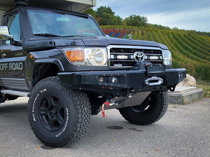 Pack LED de calandre LAZER LAMPS pour Toyota Land Cruiser 70 Série 2007-2023, 2x LED ST4 intégrés, montage sur la calandre.