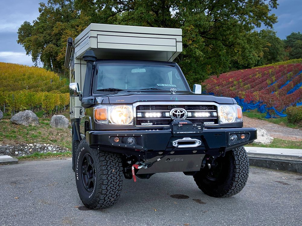 Pack LED Calandre LAZER LAMPS pour Toyota Land Cruiser 70 série 2007-2023, 2 feux LED intégrés, style robuste et moderne.