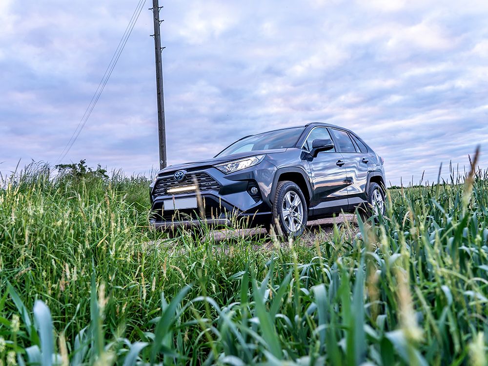 Pack LED calandre LAZER LAMPS pour Toyota RAV4 2019+ hybride, éclairage avant élégant et moderne.