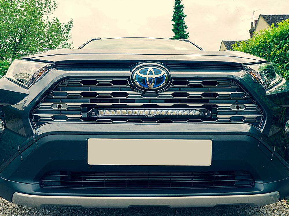 Pack LED de calandre LAZER LAMPS pour Toyota RAV4 hybride 2019+ avec LED modernes et éclairage distinctif.
