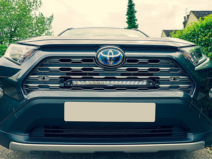 Pack LED de calandre LAZER LAMPS pour Toyota RAV4 hybride 2019+ avec LED modernes et éclairage distinctif.