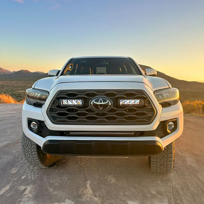 Pack LED Calandre LAZER LAMPS pour Toyota Tacoma TRD 2020-2023, ampoules LED modernes pour calandre robuste.