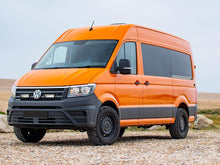 Pack LED Calandre LAZER LAMPS pour Volkswagen Crafter 2017+ avec phares LED intégrés, vue de l'avant du véhicule.