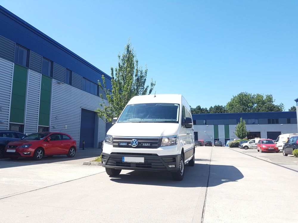 Pack LED de calandre LAZER LAMPS pour Volkswagen Crafter 2017+ avec phares LED intégrés, montage facile et design moderne.
