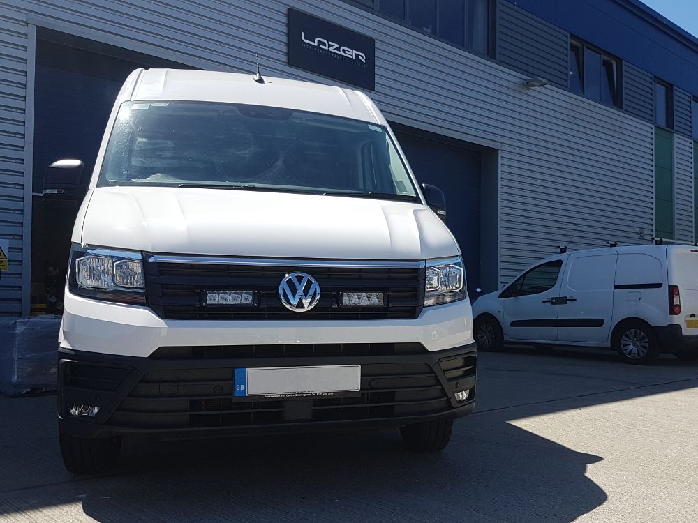Pack LED Calandre LAZER LAMPS pour Volkswagen Crafter 2017+ avec phares LED intégrés, design moderne et haute visibilité.