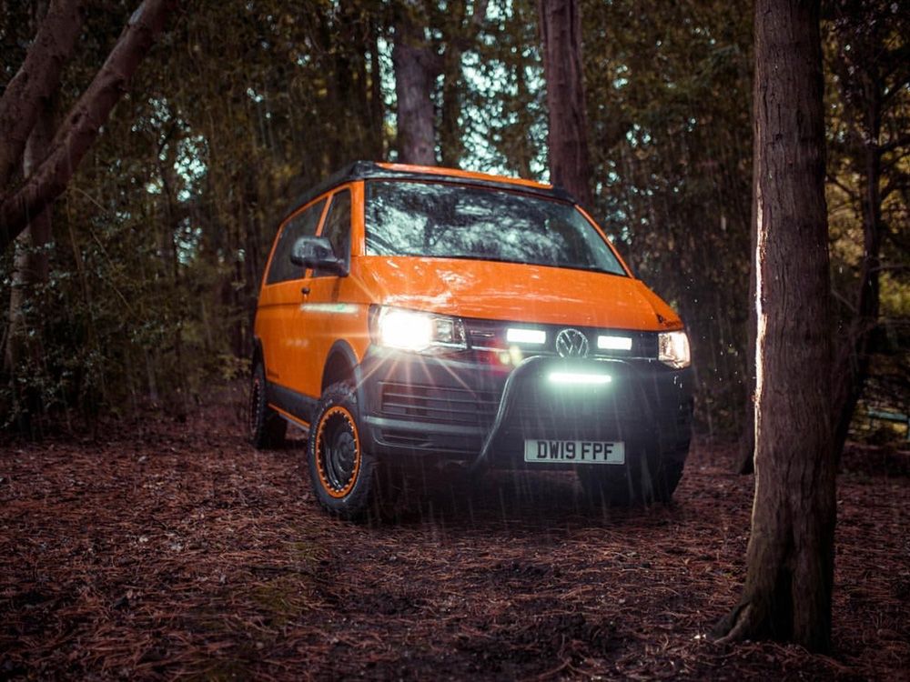 Pack LED Calandre LAZER LAMPS pour Volkswagen T6 Startline 2016+ avec feux LED intégrés, design moderne et haute visibilité.